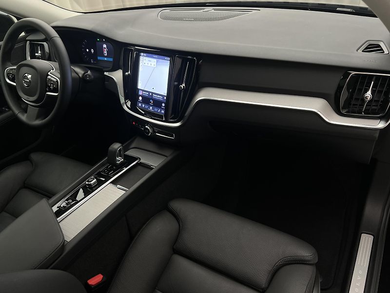 Volvo V60 B4 PLUS DARK AUT 1.maj. - fotka 24 z 45