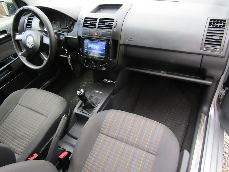 Volkswagen Polo (2006) 1.4 I 55kW  ZIMNÍ PNEU  1.MAJI - fotka 14 z 38