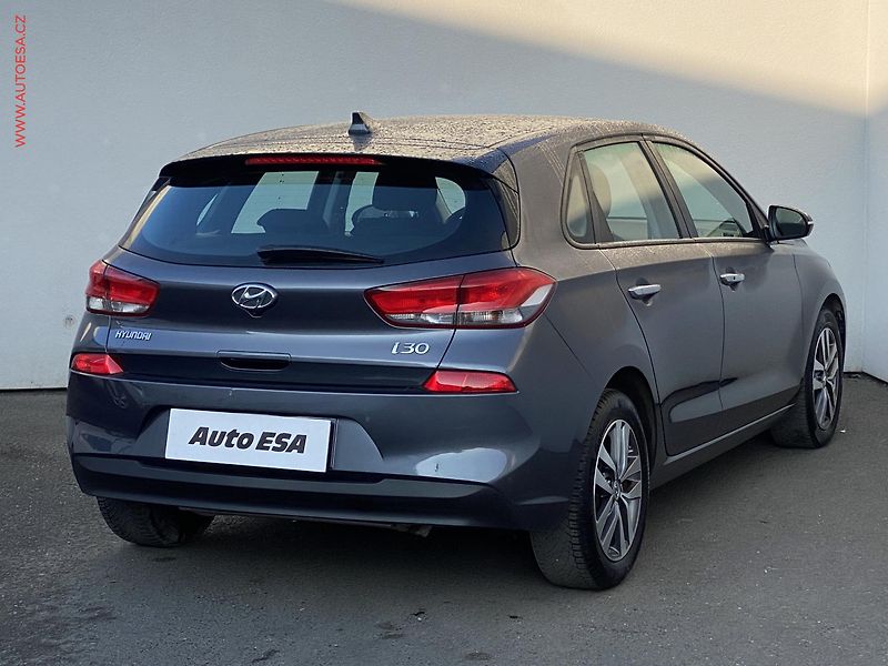 Hyundai i30 (2018) 1.0 T-GDi, Style, navi - fotka 4 z 18