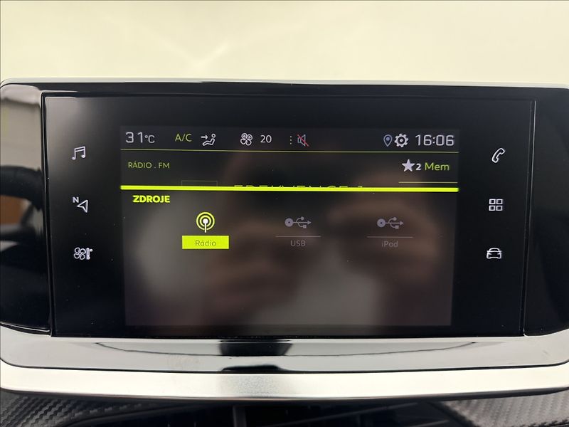 Peugeot 2008 1,2 DPH VÝHŘEV ALLURE+ 1MAJ ČR - fotka 15 z 42