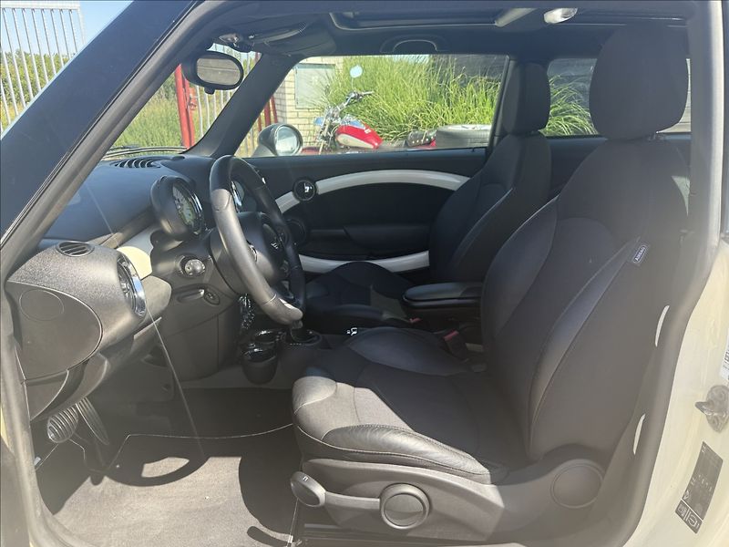 Mini Cooper 1,6 90kW PANORAMA,XENONY, A/T - fotka 9 z 22