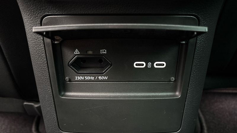 Škoda Superb 2.0 TDI DSG Sportline Combi - fotka 23 z 32