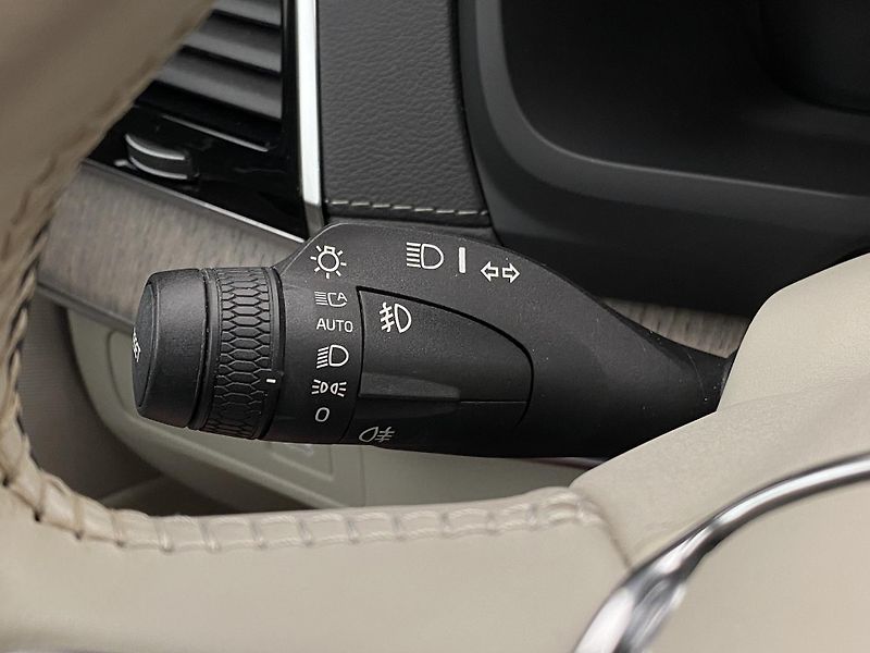 Volvo XC90 B5 AWD INSCRIPTION REZERVACE - fotka 21 z 54