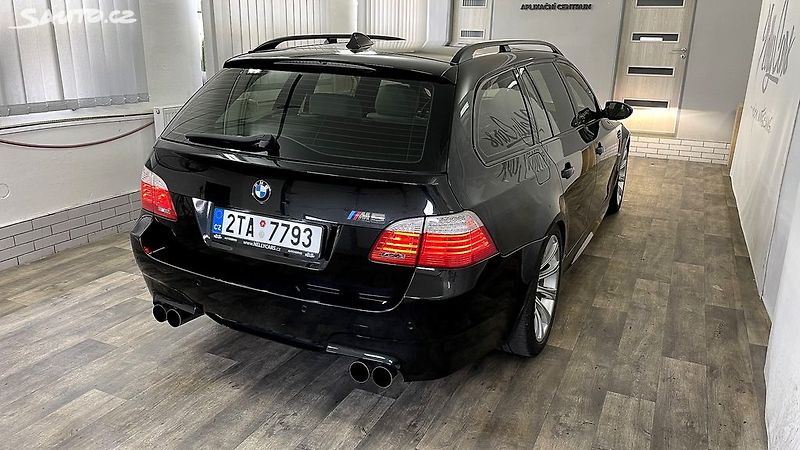 BMW M5 5.0 V10 Touring - fotka 6 z 34