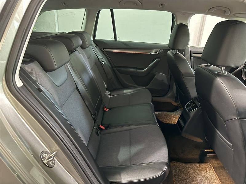 Škoda Octavia 1,6   TDI DSG STYLE+ VIRTU ACC - fotka 30 z 43