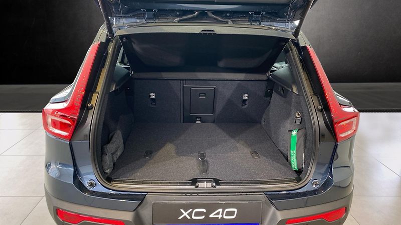 Volvo XC40 (2026) PLUS DARK, B4 FWD, 145+10 kW / - fotka 7 z 14