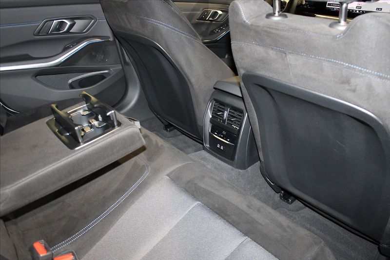 BMW Řada 3 320d xDrive M Sport DAProf/360 - fotka 30 z 35