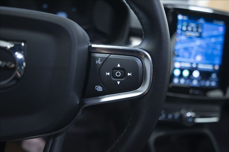 Volvo XC40 2,0 B3 NAVI KAMERA 360° TAŽNÉ - fotka 23 z 38