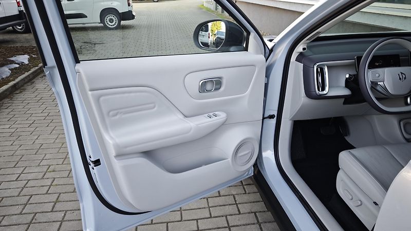 Leapmotor B10 (2026)  Design 1,5 EV hybrid  - fotka 23 z 39