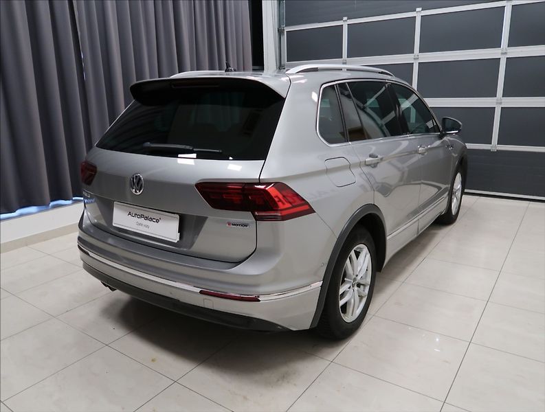 Volkswagen Tiguan 2,0 TDI DSG 4MOTION R-LINE - fotka 5 z 55