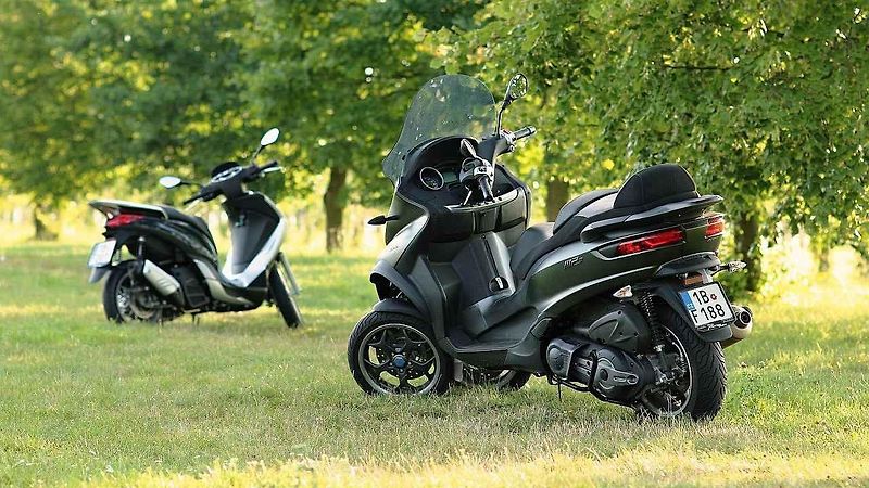 Piaggio MP3 500ie Sport LT (vlevo) a Piaggio Medley 125ie.