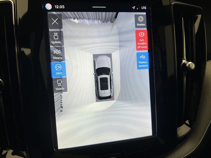 Volvo XC60 B5 AWD BLACK EDITION PLUS AUT - fotka 31 z 51