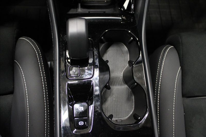 Volvo XC40 2,0 B4 Black REZERVOVÁNO - fotka 19 z 24
