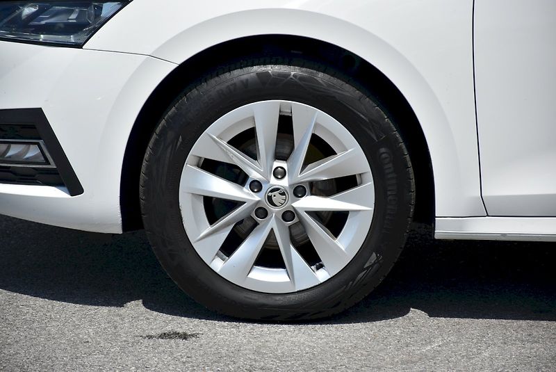 Škoda Octavia (2023) Style Plus 1.5 eTSI DSG - fotka 32 z 34