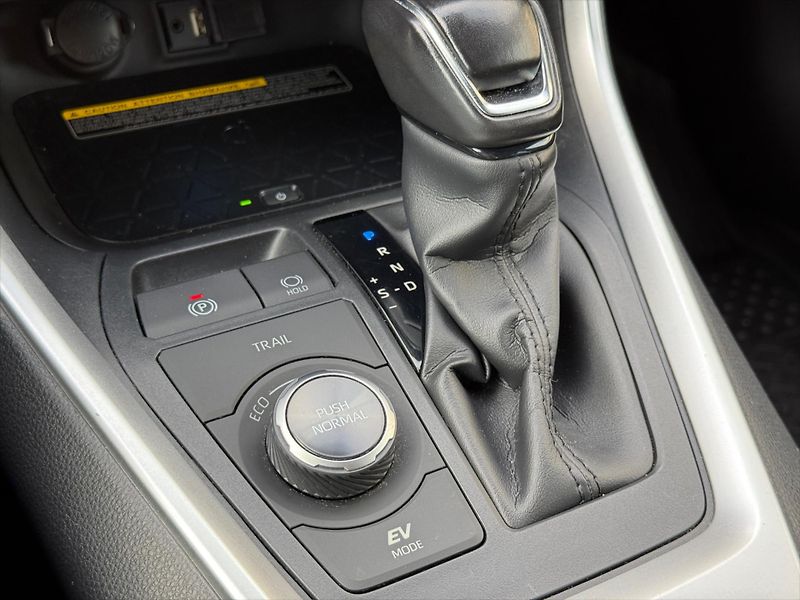 Toyota RAV4 2,5 Selection, 4x4, Hybrid - fotka 17 z 20