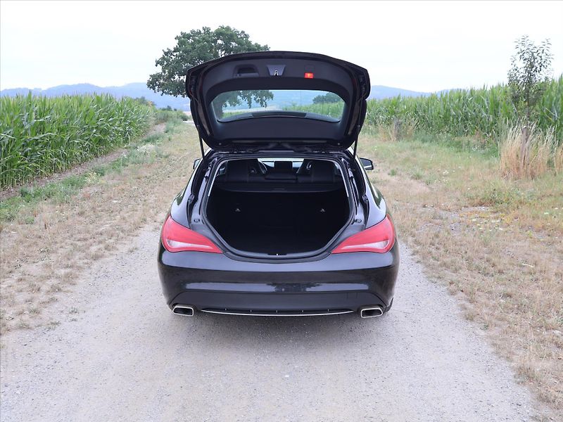 Mercedes-Benz CLA 2,0 250 155kW 4Matic Xenon - fotka 9 z 27