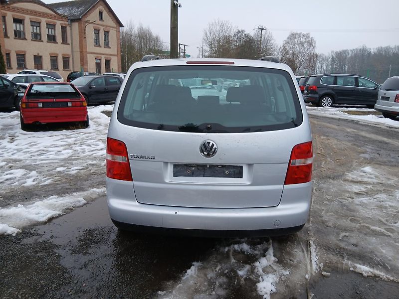 Volkswagen Touran 1.6 FSI, ALU - fotka 10 z 27