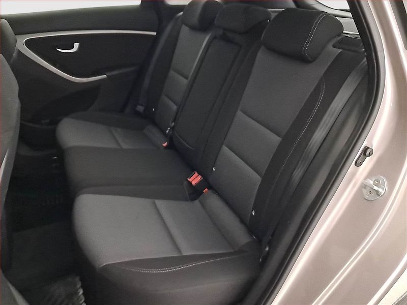 Hyundai i30 (2015) Weekend 1.6 GDI, Serv.kniha - fotka 10 z 19