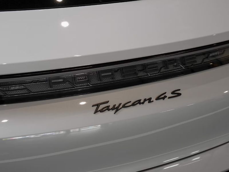 Porsche Taycan 4S Sport Turismo Pano 360 Soft - fotka 8 z 29