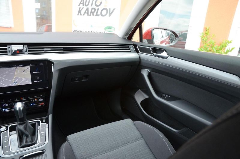 Volkswagen Passat (2021) 2.0 TDi DSG / 77.300km / 1.MAJ - fotka 25 z 42