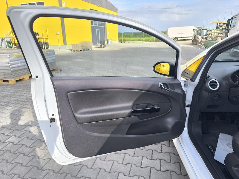 Opel Corsa 1.3 DOLOŽENÉ KM,SERVISNÍ KN - fotka 12 z 43