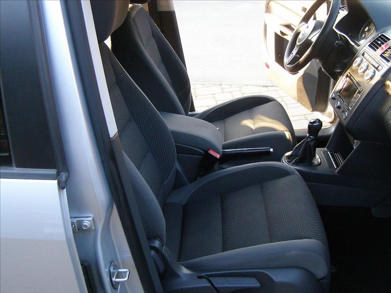 Volkswagen Touran 1,2   77KW REZERVACE - fotka 31 z 39