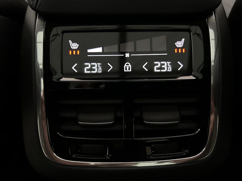 Volvo XC60 2.0 B4 4x4 ULTIMATE - fotka 30 z 33