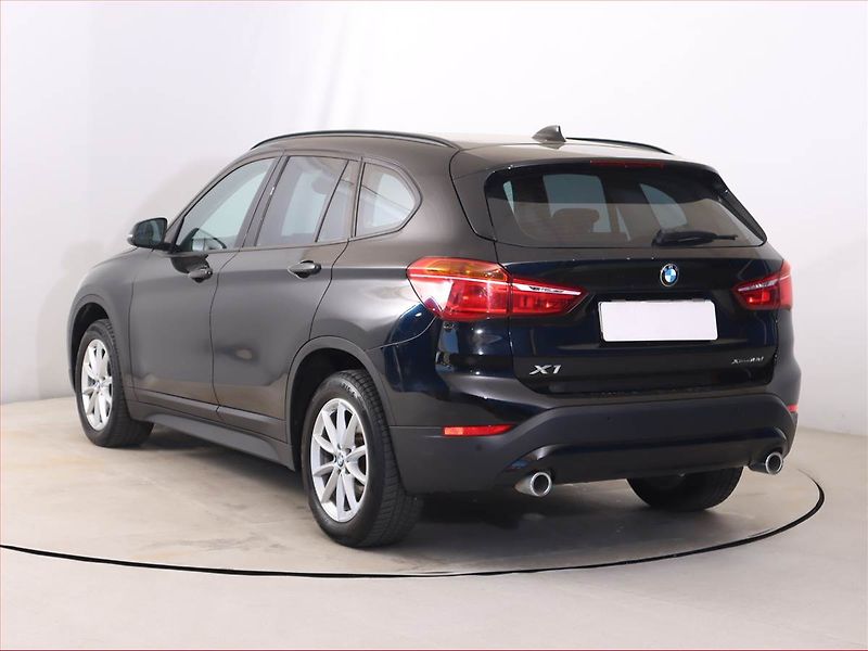 BMW X1 (2022) Advantage xDrive18d, 4X4 - fotka 4 z 23