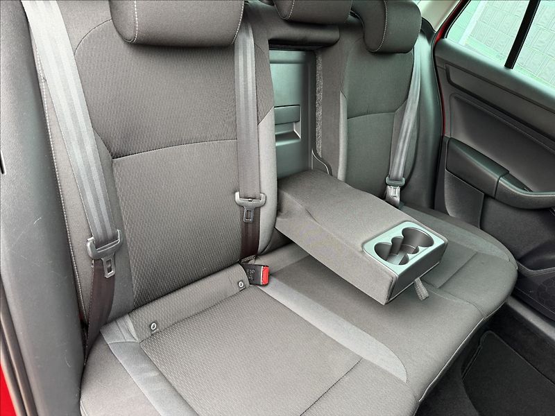 Škoda Rapid 1.6 TDI Spaceback Ambition - fotka 19 z 21