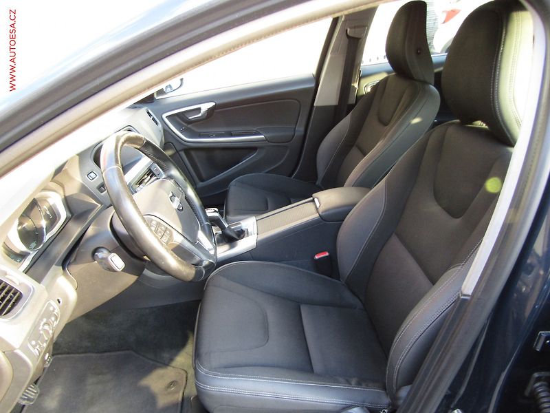Volvo V60 (2014) 2.0 D, ČR, AC, TZ, park.asist - fotka 9 z 19