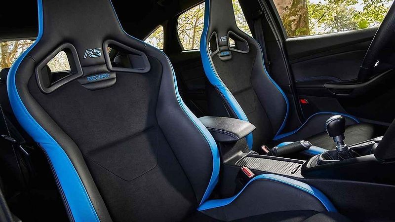 Bíle kouřící Ford Focus RS s vadným těsněním pod hlavou.