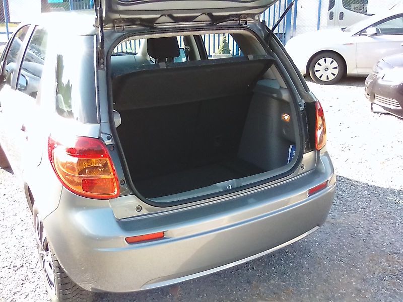 Suzuki SX4 (2008) 1.5i , kola navíc - fotka 28 z 33