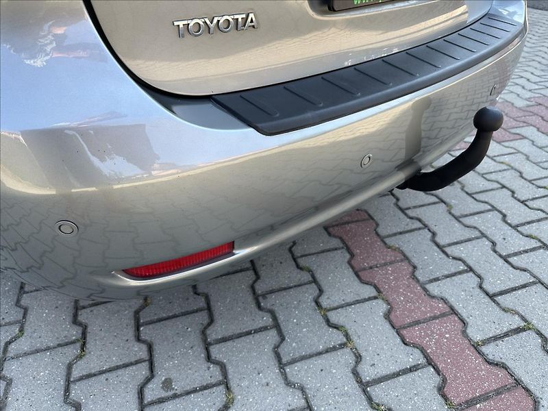 Toyota Avensis 1,8 TAŽNÉ - fotka 27 z 27
