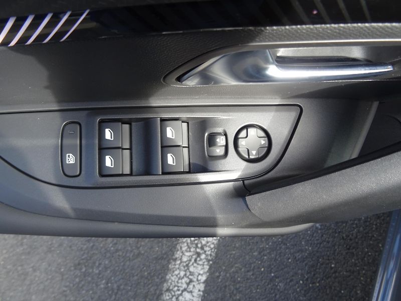 Peugeot 2008 (2026) ALLURE Hybrid 145k e-DCS6 - fotka 18 z 42
