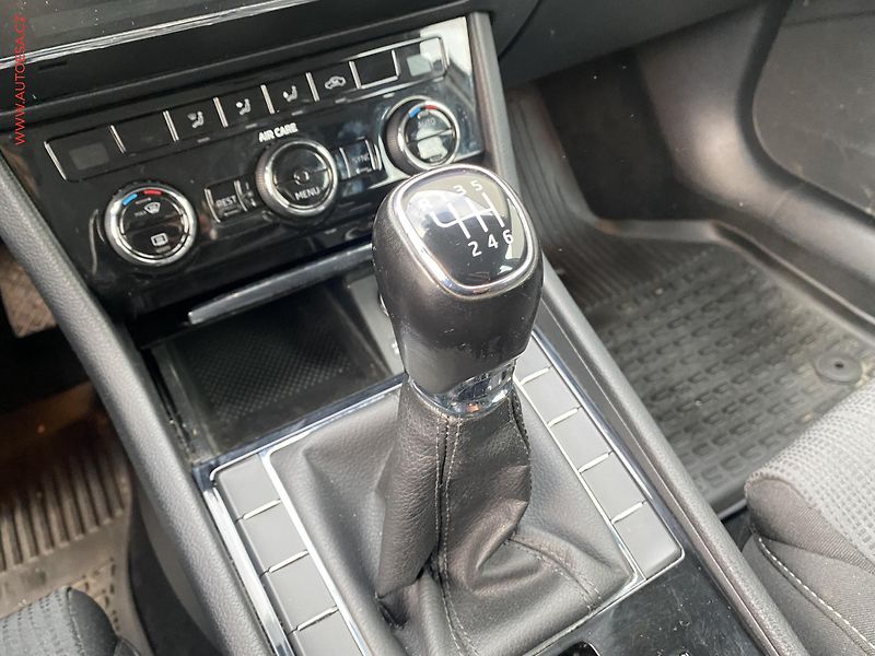 Škoda Superb (2017) 2.0TDi, ČR, SportLine - fotka 16 z 19