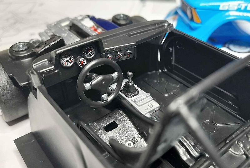 Model vozu BMW 320Gr.5 v měřítku 1:24 od firmy Italeri připomíná tragický osud talentovaného rakouského závodníka.