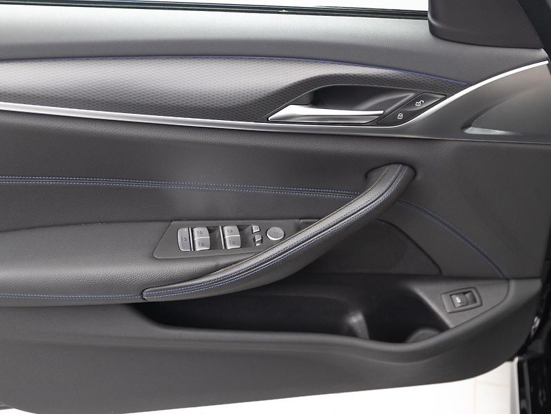 BMW Řada 5 520d xDrive - fotka 17 z 22