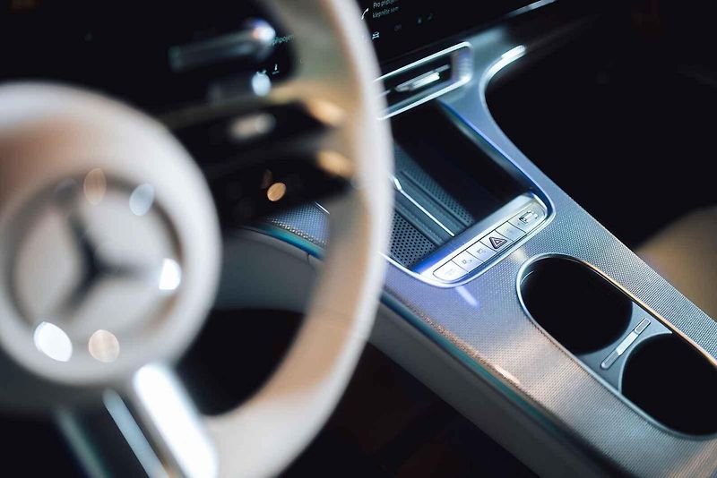 Mercedes-Benz letos odstartoval novou éru jako globální partner ženského tenisu (WTA). Své ambice v tomto sportu nyní potvrzuje i v České republice, kde v rámci ostravského turnaje představuje dvě klíčové novinky: novou generaci modelů GLB a GLC.
