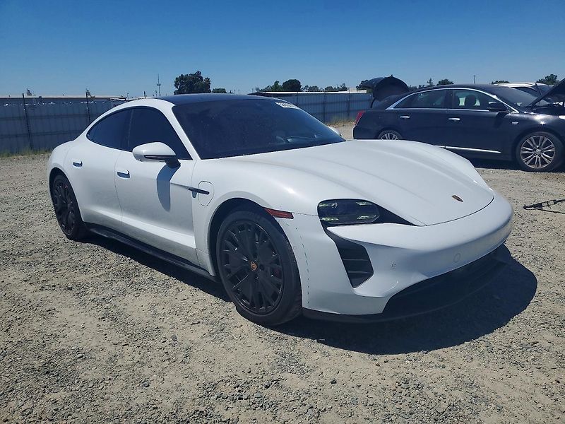 Porsche Taycan (2022) Auto na cestě - fotka 4 z 12
