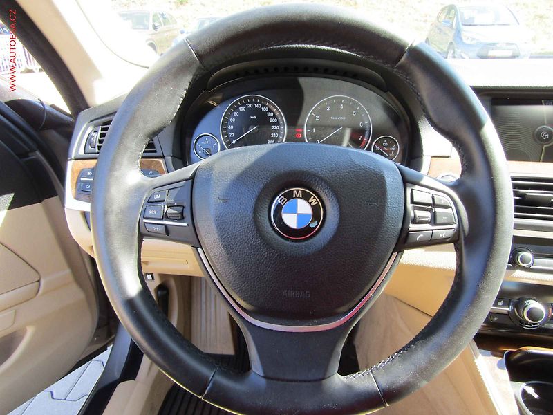 BMW Řada 5 (2011) 3.0 i, ČR, AT, kůže - fotka 14 z 22