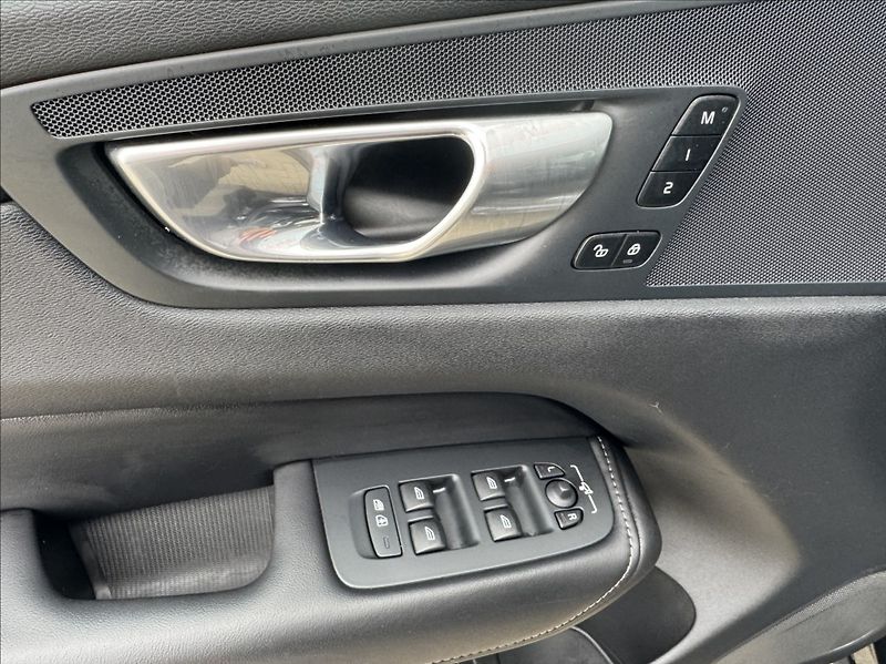 Volvo XC60 2,0 T8 AWD Recharge Plus Dark - fotka 24 z 50