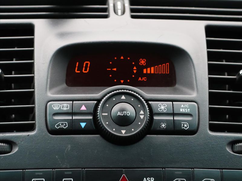 Mercedes-Benz Viano 3,0 CDI 165kW Aut. 6-Míst Tažn - fotka 23 z 36