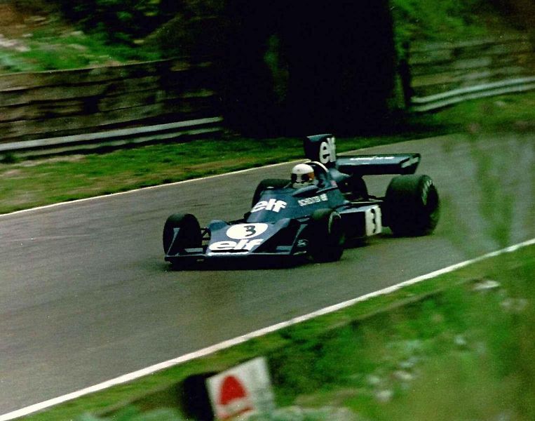 Jody Scheckter za volantem revoluční šestikolky Tyrrell P34.