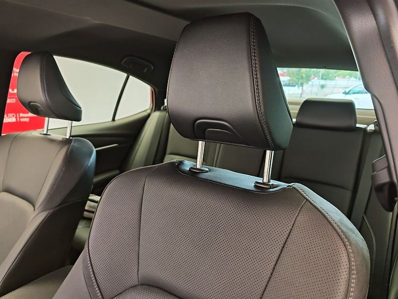 Toyota Camry 2.5 Hybrid Prestige - fotka 13 z 37