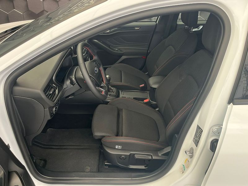 Ford Focus 2.0 EB ST-Line  manuál - fotka 31 z 50