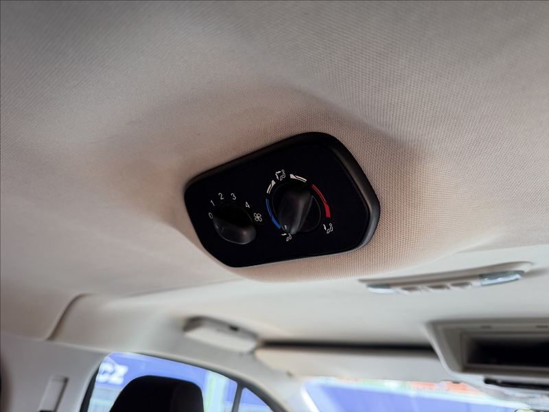 Ford Tourneo Custom 2.2 TDCi Titanium 8míst - fotka 14 z 22
