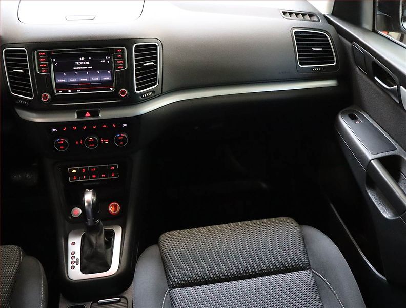 Volkswagen Sharan (2015) 2.0 TDI, Automat, Serv.kniha - fotka 8 z 26