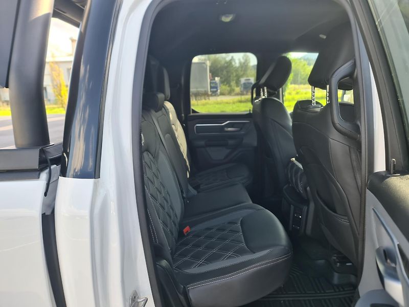 Dodge RAM 1500 (2022) 5.7 HEMI 4x4 BIGHORN LPG - fotka 14 z 67