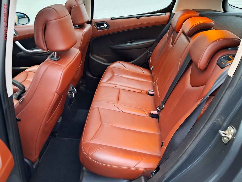 Peugeot 308 (2008) 1.6HDI, Navi, panor - fotka 10 z 14