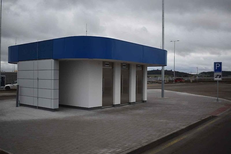 Čerpací stanice jsou na obou stranách dálnice,